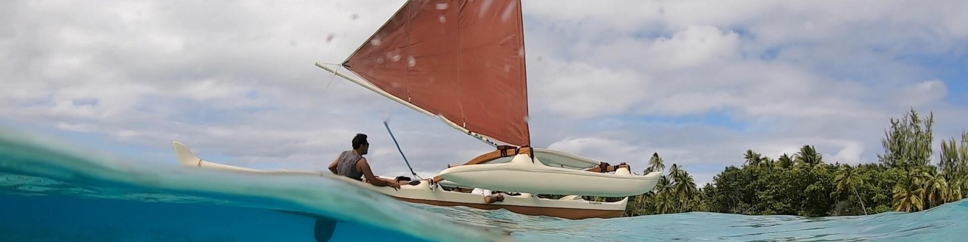 Pływanie żeglownym canoce po lagunie